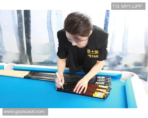 潘晓婷与足球明星亲密合影展现运动精神与友谊的美好瞬间